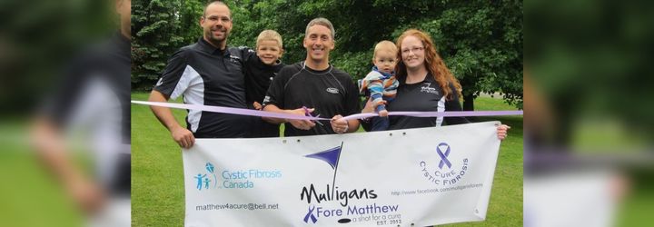 Gillian Maramieri et sa famille sur un terrain de golf accueillant l'événement Muligans Fore Matthew.